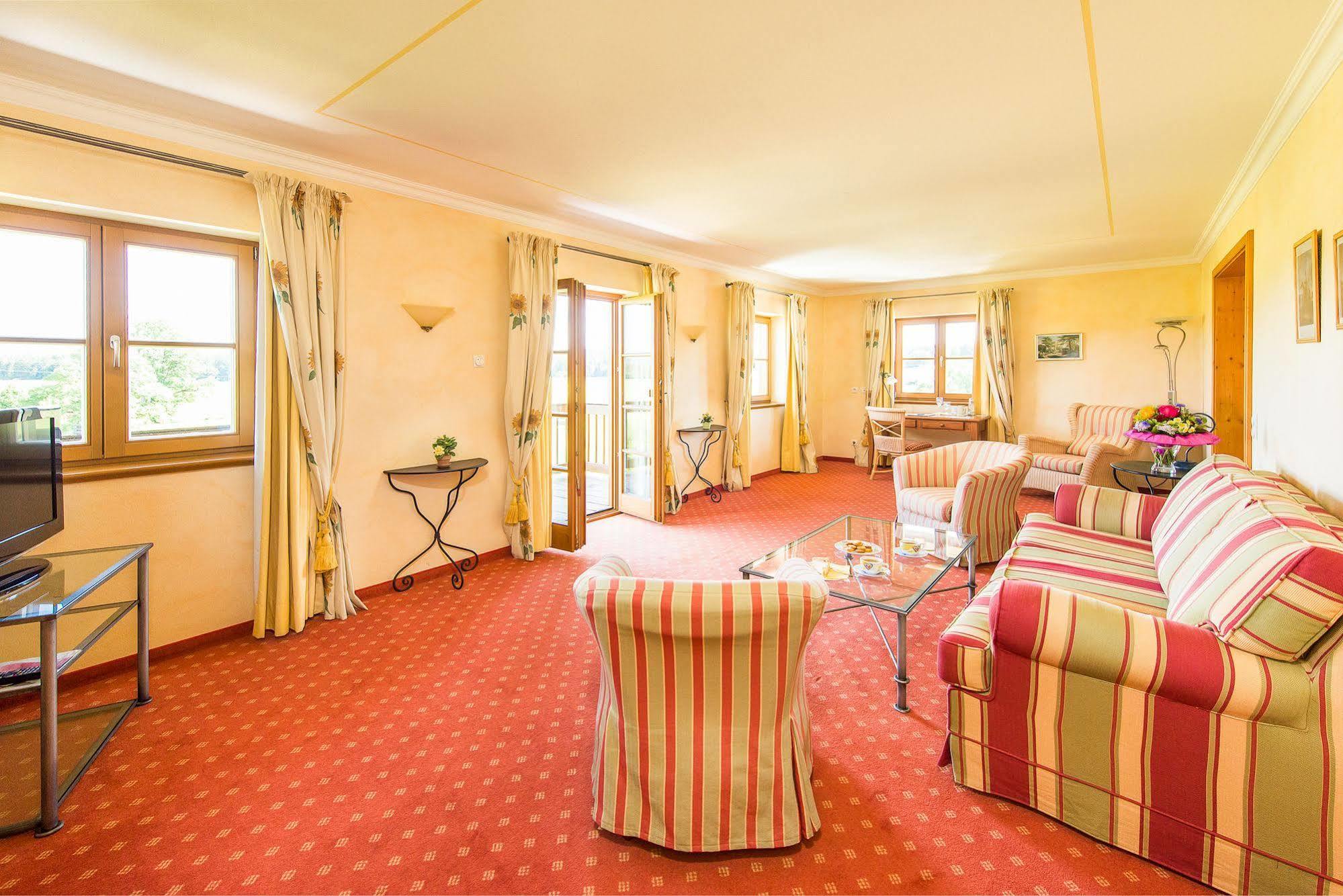Hotel Und Landgasthof Altwirt Grosshartpenning Bagian luar foto