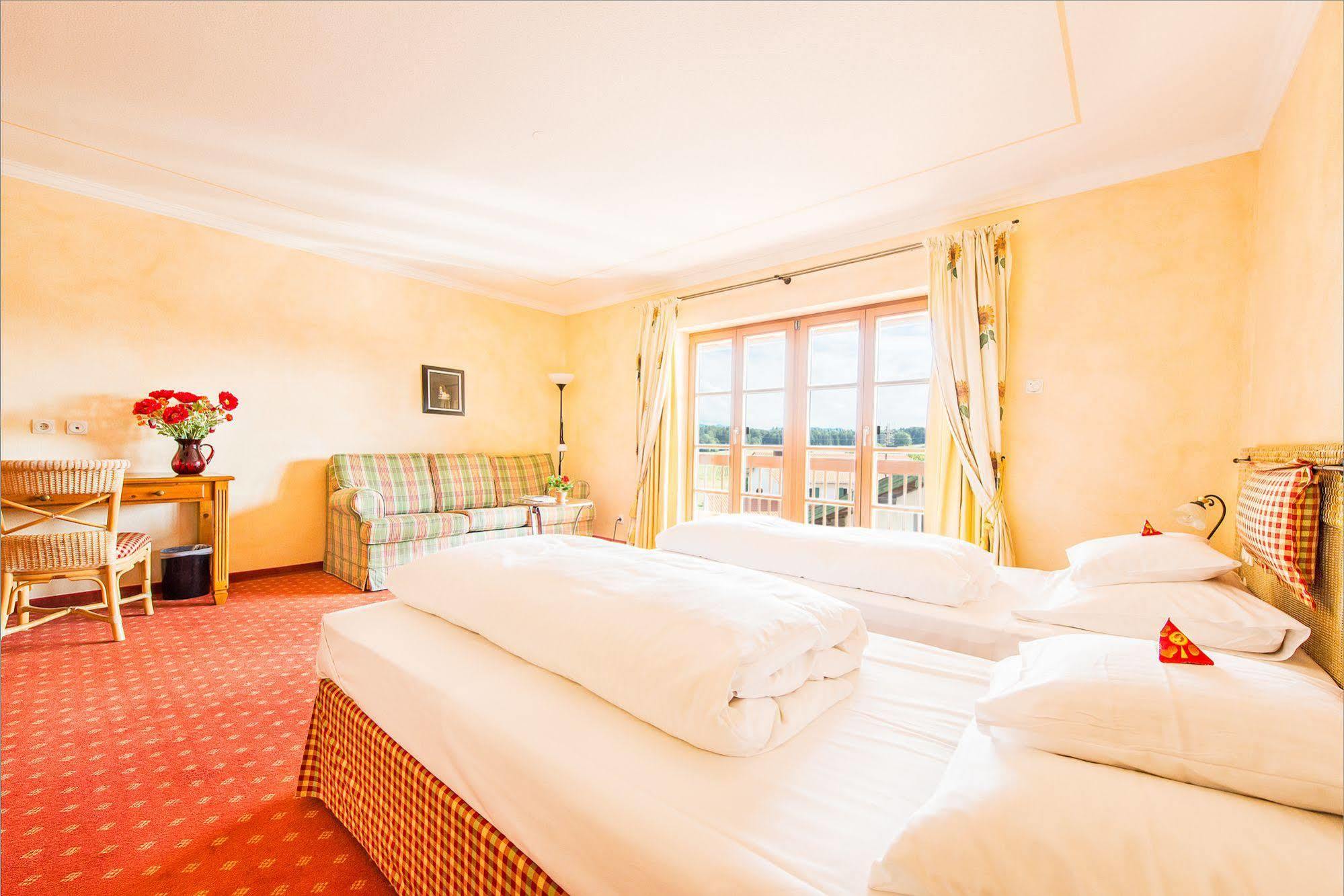 Hotel Und Landgasthof Altwirt Grosshartpenning Bagian luar foto